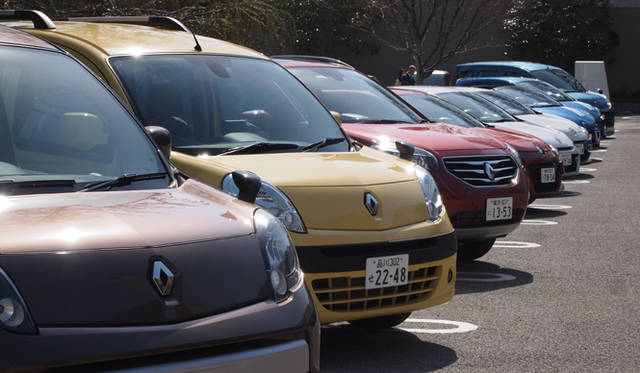 蔦屋書店の駐車場にはルノー車が勢ぞろい