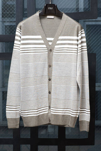 <strong> STRASBURGO｜ストラスブルゴ</strong>　カーディガン7万3500円（クルチアーニ／ストラスブルゴ）