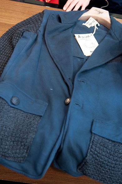 <strong> STRASBURGO｜ストラスブルゴ</strong>　ニットジャケット6万6150円（アルジェアーデ リバイバル／ストラスブルゴ）