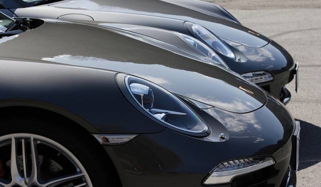 <strong>Porsche 911｜ポルシェ新旧911比較試乗</strong>　手前が新型（991型）、奥が997型