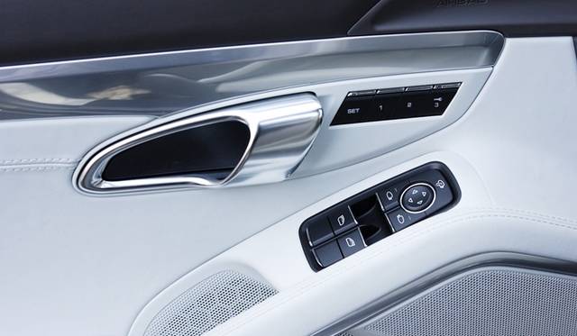 <strong>Porsche 911｜ポルシェ新旧911比較試乗</strong>　新型（991型）911では電動格納ドアミラーがオプションで選択できるようになった