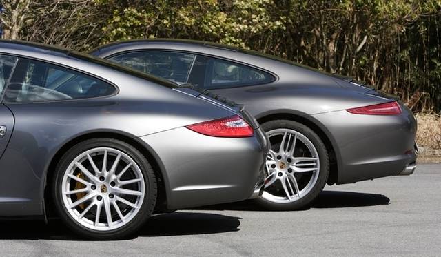 <strong>Porsche 911｜ポルシェ新旧911比較試乗</strong>　手前は997型、奥は新型（991型）
