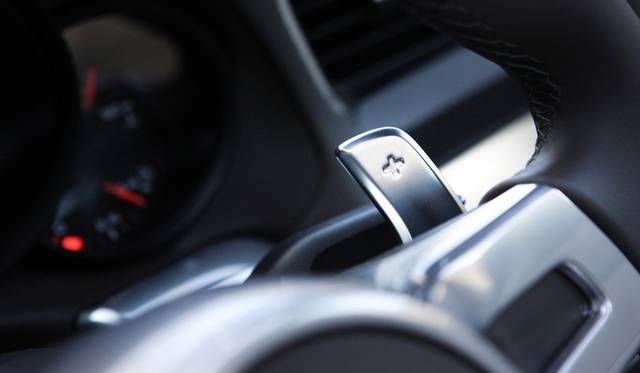 <strong>Porsche 911｜ポルシェ新旧911比較試乗</strong>　新型（991型）911カレラSのPDKパドル。