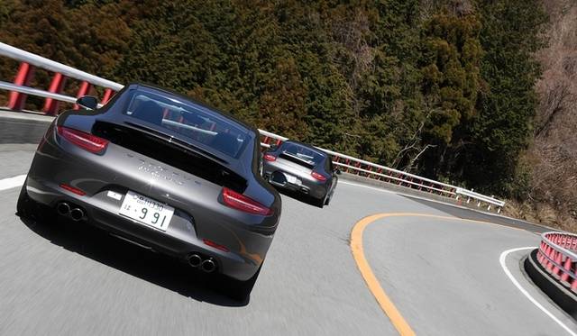 <strong>Porsche 911｜ポルシェ新旧911比較試乗</strong>　手前が新型（991型）、奥が997型