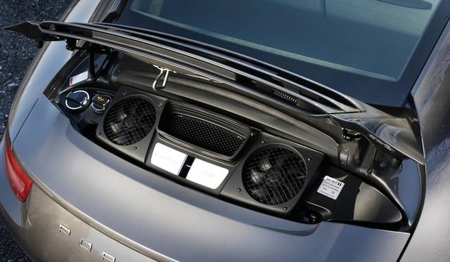 <strong>Porsche 911｜ポルシェ新旧911比較試乗</strong>　新型（991型）911カレラSの3.8リッターエンジン（最高出力294kW（400ps）/7,400rpm、最大トルク440Nm/5,600rpm）