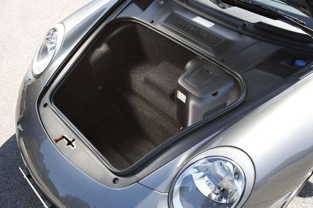 <strong>Porsche 911｜ポルシェ新旧911比較試乗</strong>　997型911カレラのラゲッジルーム
