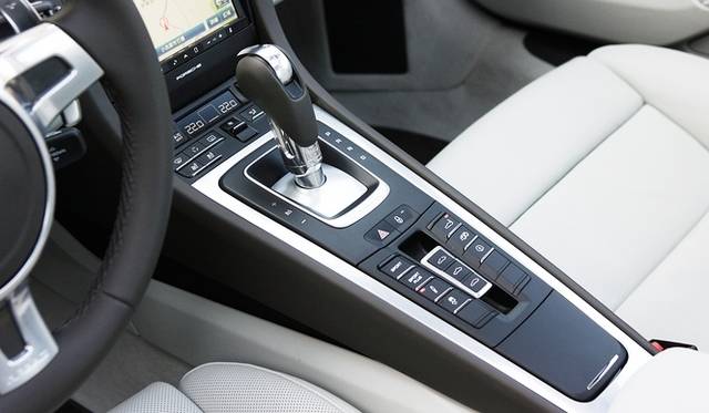 <strong>Porsche 911｜ポルシェ新旧911比較試乗</strong>　新型（991型）911カレラSのセンターコンソール