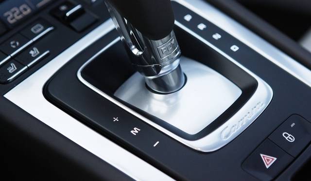 <strong>Porsche 911｜ポルシェ新旧911比較試乗</strong>　新型（991型）911カレラSのPDKセレクターレバー