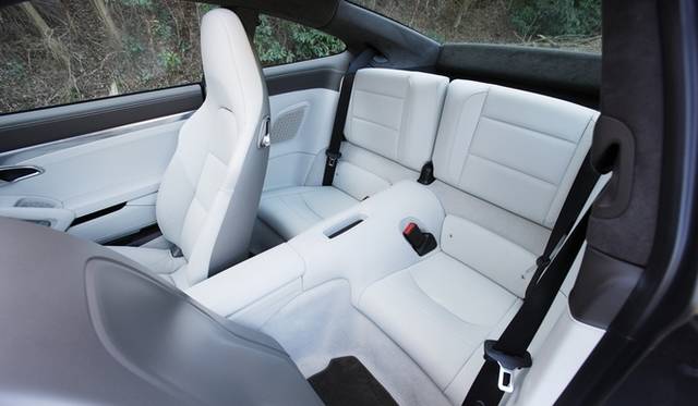 <strong>Porsche 911｜ポルシェ新旧911比較試乗</strong>　新型（991型）911カレラSのリアシート
