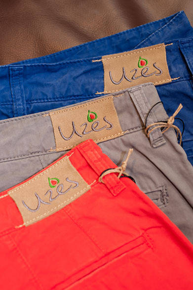 <strong> STRASBURGO｜ストラスブルゴ</strong>　いちじくがブランドアイコンのパンツ各2万8350円（ウーゼス リバイバル／ストラスブルゴ）