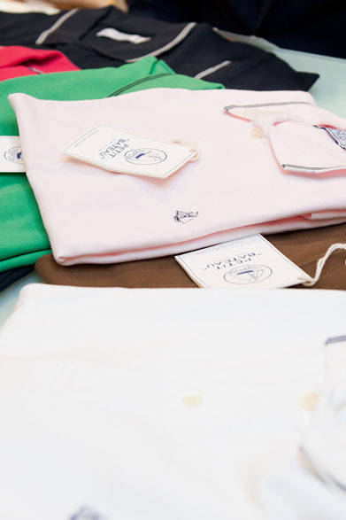 <strong>ISETAN MEN’S｜伊勢丹新宿店メンズ館</strong>　7階“オーセンティックカジュアル・スポーツ”　ポロシャツ各7875円（プチバトー／伊勢丹新宿店）