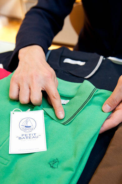 <strong>ISETAN MEN’S｜伊勢丹新宿店メンズ館</strong>　7階“オーセンティックカジュアル・スポーツ”　ポロシャツ各7875円（プチバトー／伊勢丹新宿店）