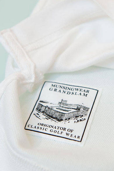 <strong>ISETAN MEN’S｜伊勢丹新宿店メンズ館</strong>　7階“オーセンティックカジュアル・スポーツ”　マンシングが1955年に世界ではじめてつくったゴルフウェアをオーセンティックカジュアルとして復刻。当時のペンギンマーク、ラグランスリーブ、アクションガゼットなど、当時のディテールを忠実に再現。そのうえで吸湿速乾など現代のテクノロジーを融合した。白、ブルー、ピンクの3色展開。ポロシャツ1万1550円（マンシングウェア グランドスラム／伊勢丹新宿店）