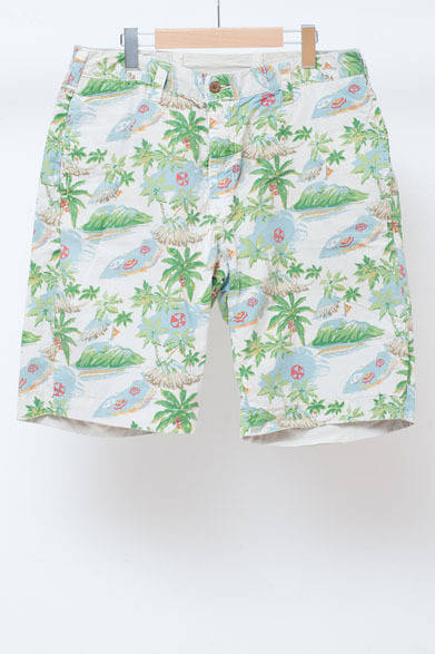 <strong>ISETAN MEN’S｜伊勢丹新宿店メンズ館</strong>　7階“オーセンティックカジュアル・スポーツ”　リバーシブルショートパンツ1万1500円～1万3650円（テーラービンテージ／伊勢丹新宿店）