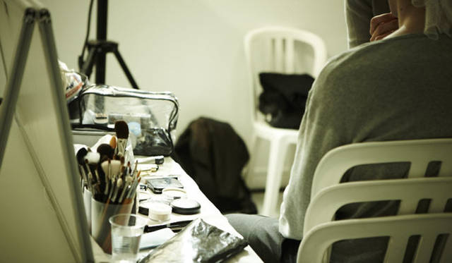 <strong>kolor｜カラー</strong>　kolor 2012-13年秋冬コレクションより　バックステージにてメイクアップ中。メイク担当はパリ在住のTATSU氏