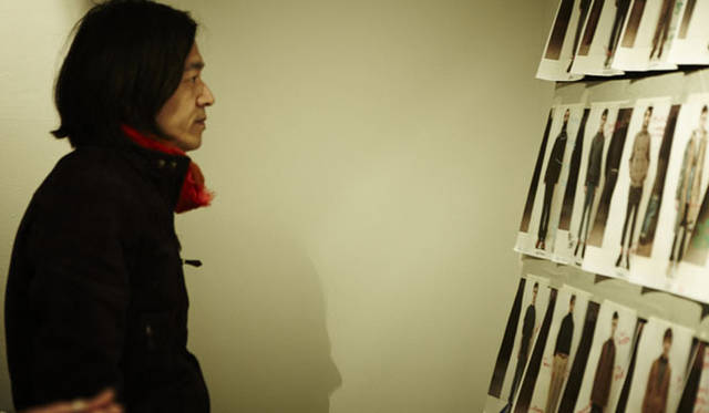 <strong>kolor｜カラー</strong>　スーパーバイザーの祐真朋樹氏。今回はモデルのセレクトのアドバイスからショウ当日まで現場に立ち会った