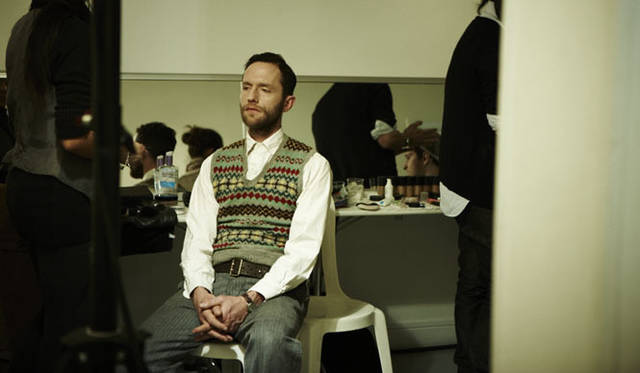 <strong>kolor｜カラー</strong>　ヘア待ちで休息中のモデル。ヘアは4人体制で進められた。ヘア担当はパリ在住のGreg氏