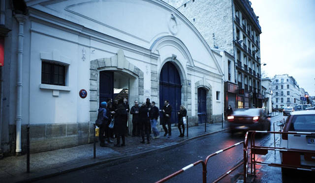 <strong>kolor｜カラー</strong>　会場の入り口には来場者が集まりはじめた