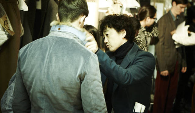 <strong>kolor｜カラー</strong>　リハーサルの後、着せ方や見せ方を再度チェック