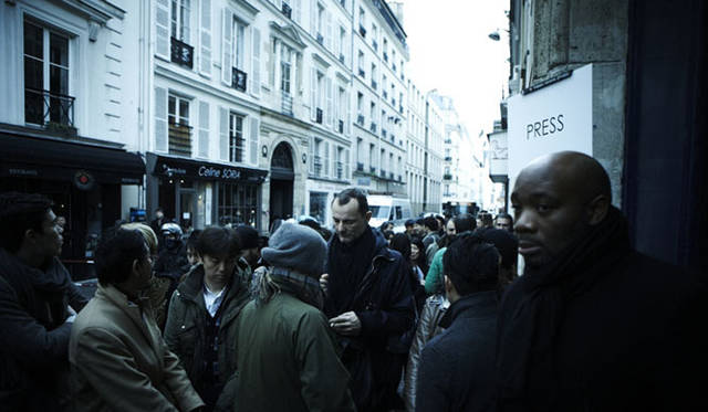 <strong>kolor｜カラー</strong>　パリコレ2日目の朝10時30分、比較的早い時間にもかかわらず多くのひとが集まった