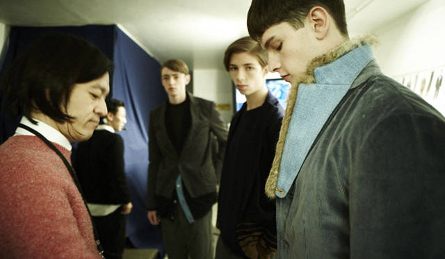 <strong>kolor｜カラー</strong>　本番直前、スタンバイしているモデルをチェックする祐真氏