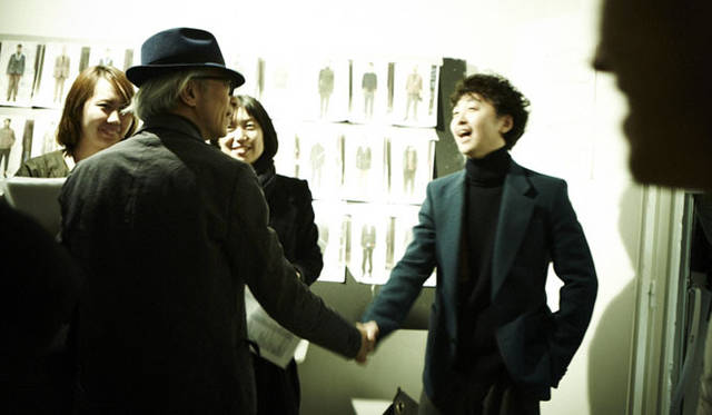 <strong>kolor｜カラー</strong>　ショウ後、バックステージを訪れた栗野宏文氏