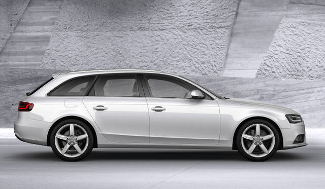 <strong>Audi A4 Avant｜アウディ A4アバント</strong>（本国仕様）
