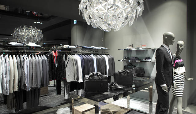 <strong>HUGO BOSS｜ヒューゴ ボス</strong>　シンプルでモダンな店内は、服がみやすい。