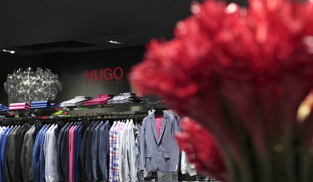 <strong>HUGO BOSS｜ヒューゴ ボス</strong>　HUGOのカラーでもある、赤い花もアクセント。