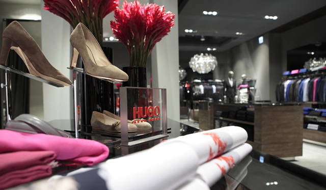 <strong>HUGO BOSS｜ヒューゴ ボス</strong>　ウィメンズとメンズが揃うので、カップルでの来店もいい。
