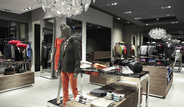 <strong>HUGO BOSS｜ヒューゴ ボス</strong>　顧客が動きやすいように、広くとられた通路。