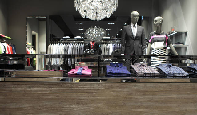 <strong>HUGO BOSS｜ヒューゴ ボス</strong>　グレーのマネキンもモダンさを表す。