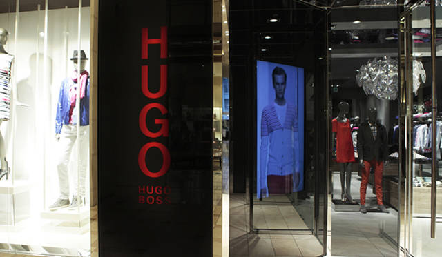 <strong>HUGO BOSS｜ヒューゴ ボス</strong>　お馴染の赤字による「HUGO」のロゴが店舗の正面に。