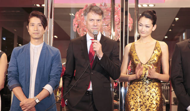<strong>HUGO BOSS｜ヒューゴ ボス</strong>　中央はヒューゴ ボスAG会長兼CEOクラウス＝ディートリッヒ・ラース氏。