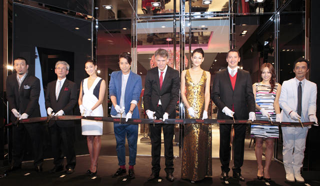 <strong>HUGO BOSS｜ヒューゴ ボス</strong>　テープカットの瞬間！