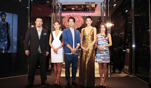 <strong>HUGO BOSS｜ヒューゴ ボス</strong>　この日のために集まった、セレブたち。口々に「おめでとうございます」と挨拶をした。