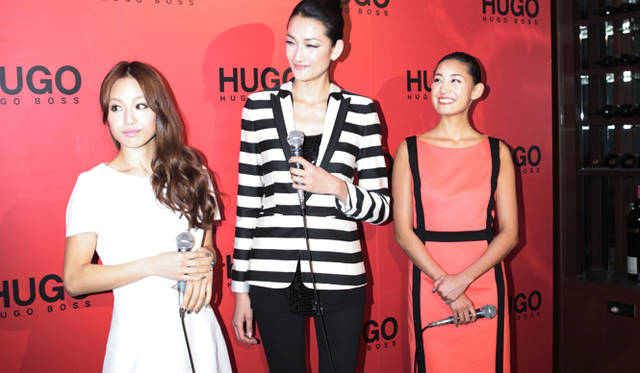 <strong>HUGO BOSS｜ヒューゴ ボス</strong>　オープニングレセプションの後に、女性3名がお色直しをしてトークショーを開催。ファッション話しにはなが咲いた。