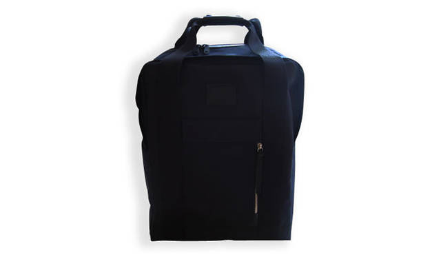 <strong>丸若屋 × 浅草前川印伝 × 吉田カバン</strong>　撥水加工がほどこされた帆布を用いた背負子。4万950円