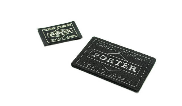 <strong>丸若屋 × 浅草前川印伝 × 吉田カバン</strong>　右が前川印伝によるスペシャルタグで、左がオリジナル。