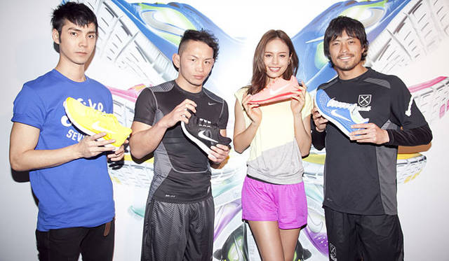 <strong>NIKE｜ナイキ</strong>　NIKE FREE LAUNCH EVENT「野性のつよさをよびさませ」トークショーゲスト　左から、タレントでモデルの中野裕太さん、MMA・総合格闘家　宇野 薫選手、モデル　大屋夏南さん、プロフットボーラー、浦和レッドダイヤモンズ所属　鈴木啓太選手