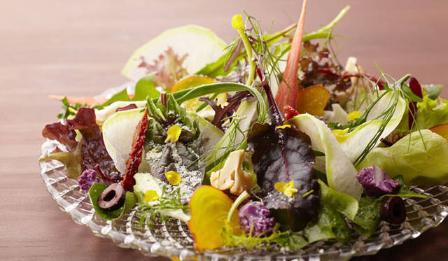 　京都の地野菜をふんだんに使った、ジャッジョーロ名物「摘みたてハーブと京菜園のサラダプレート」は1570円