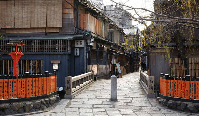 　祇園北、白川にかかる巽橋からつづく町屋と石畳の風景