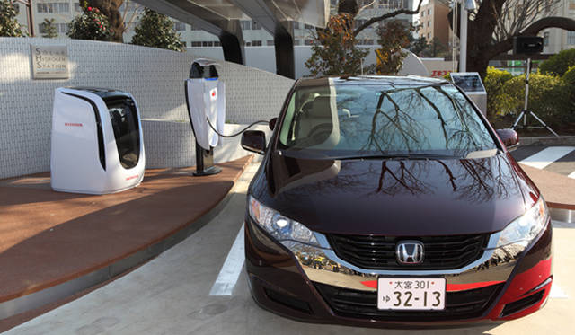 <strong>ソーラー水素ステーション</strong>｜燃料電池車はたった5分程度で水素を充填（チャージ）できる