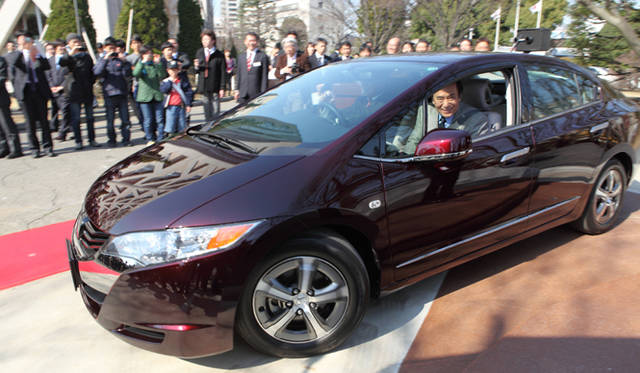 <strong>ソーラー水素ステーション</strong>｜オープニングセレモニーには、上田清司埼玉県知事も出席、FCXクラリティに試乗した