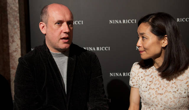 <strong>NINA RICCI｜ニナ・リッチ</strong>　アーティスティック・ディレクター ピーター・コッピングとファッションディレクター萩原輝美さん。ランウエイショーのあとのインタビューのようす