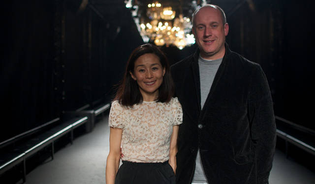 <strong>NINA RICCI｜ニナ・リッチ</strong>　アーティスティック・ディレクター ピーター・コッピングとファッションディレクター萩原輝美さん。ショーのおこなわれた絵画館にて