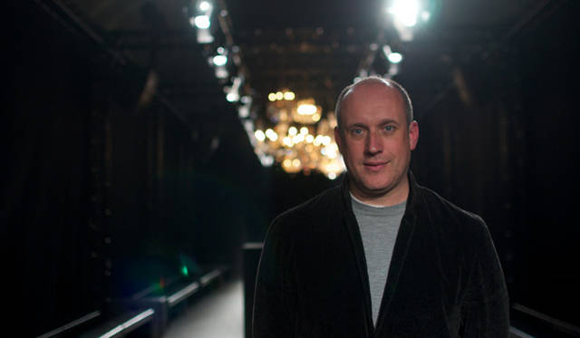 <strong>NINA RICCI｜ニナ・リッチ</strong>　アーティスティック・ディレクター ピーター・コッピング。「ニナ・リッチこそパリジェンヌスタイルです。ロマンチックでやわらかさと強さも兼ね備えている女性がベースですね。すべての女性が共感できるはず」