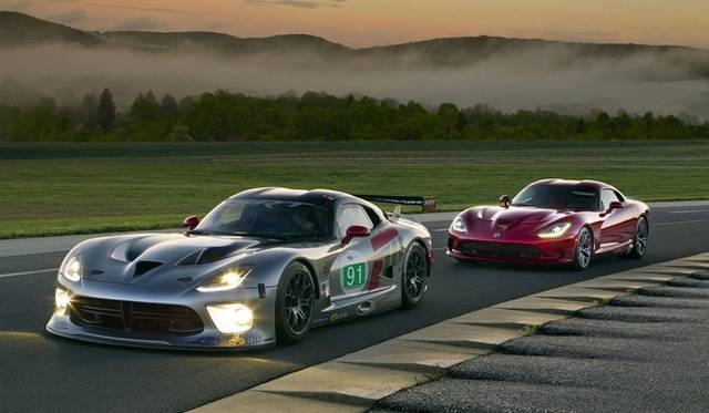 <strong>SRT Viper｜SRTバイパー</strong>　左がSRT Viper GTS-R、右がSRT Viper