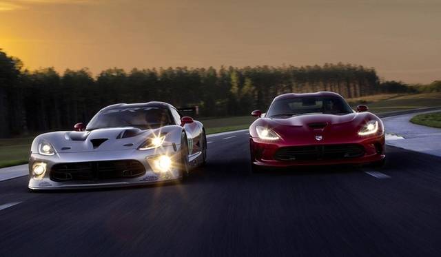 <strong>SRT Viper｜SRTバイパー</strong>　左がSRT Viper GTS-R、右がSRT Viper
