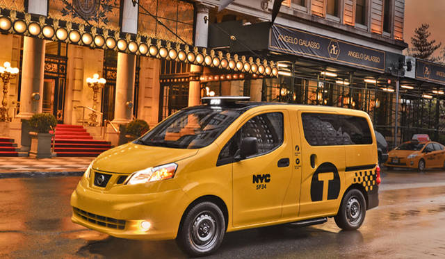 <strong>Taxi of Tomorrow｜02</strong>　五番街に面する高級ホテル「プラザホテル」前で